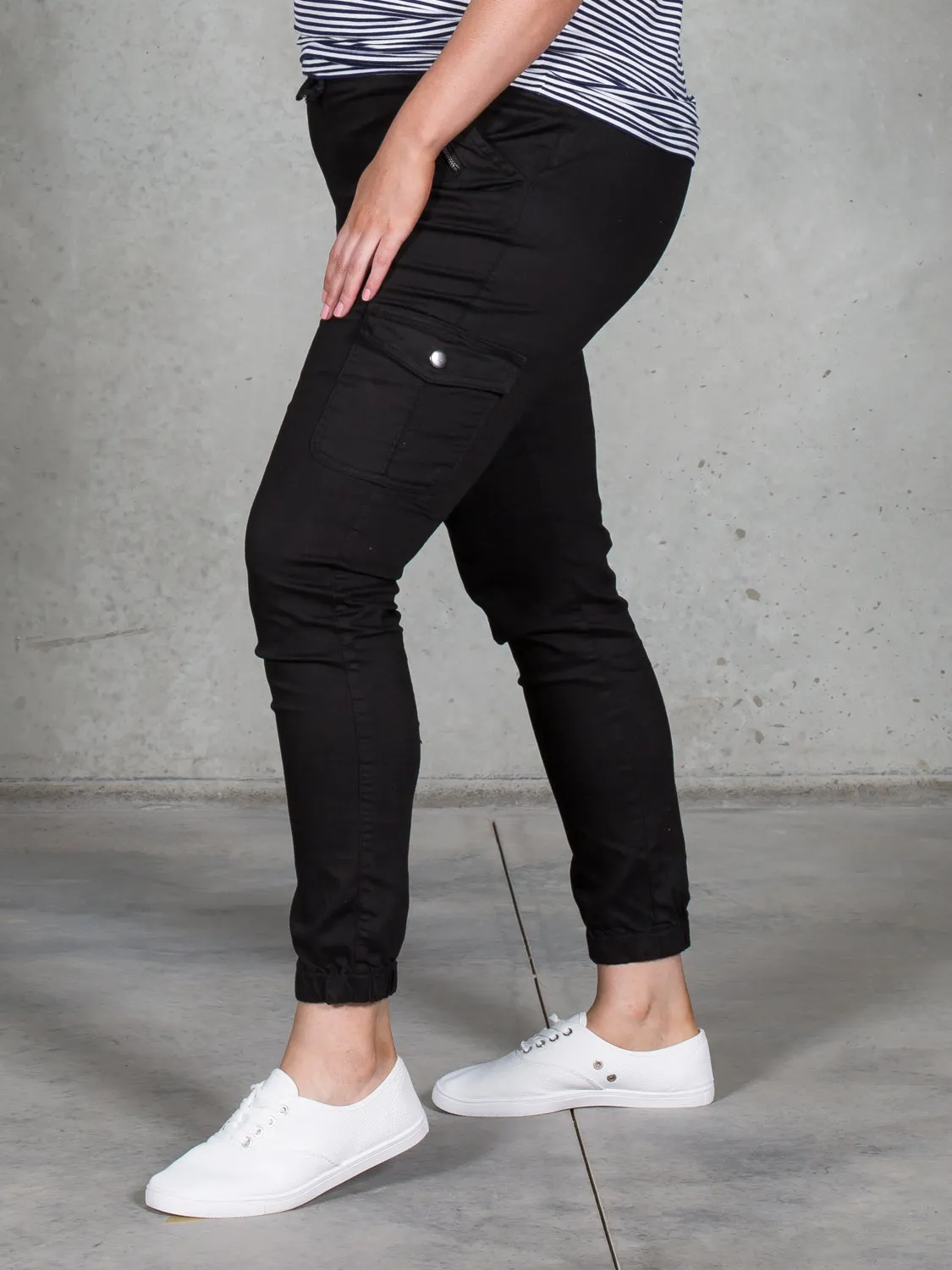 Jenni Joggers Black *LONGER LENGTH*